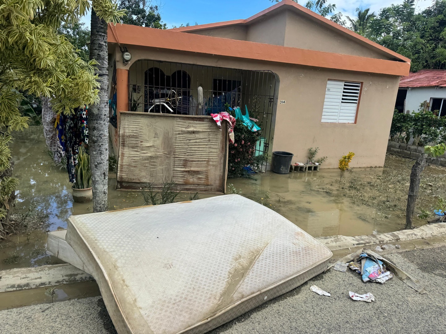 Autoridades levantan daños causados por inundaciones en Sabaneta de Yásica, evalúan condiciones de río (3)