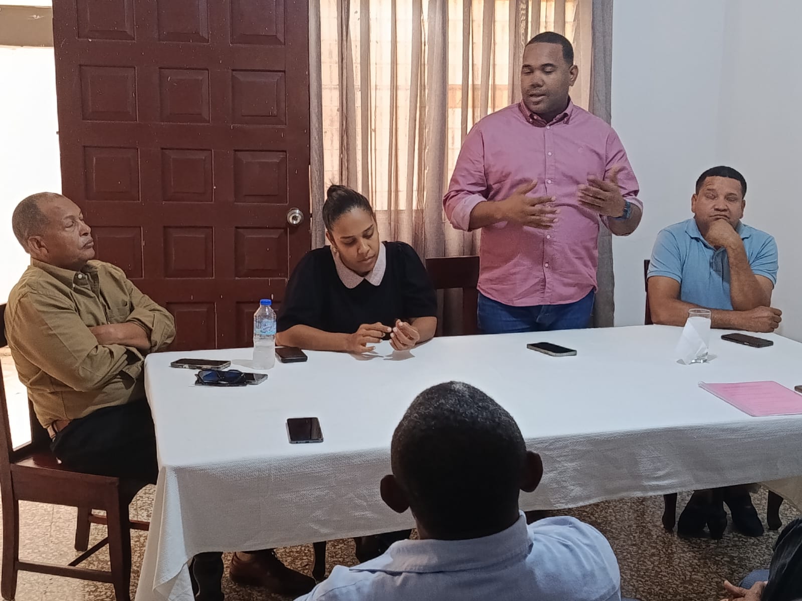 Autoridades y agricultores de Bahoruco acuerdan mejorar accesos a zonas productivas de la Sierra de Neiba (2)
