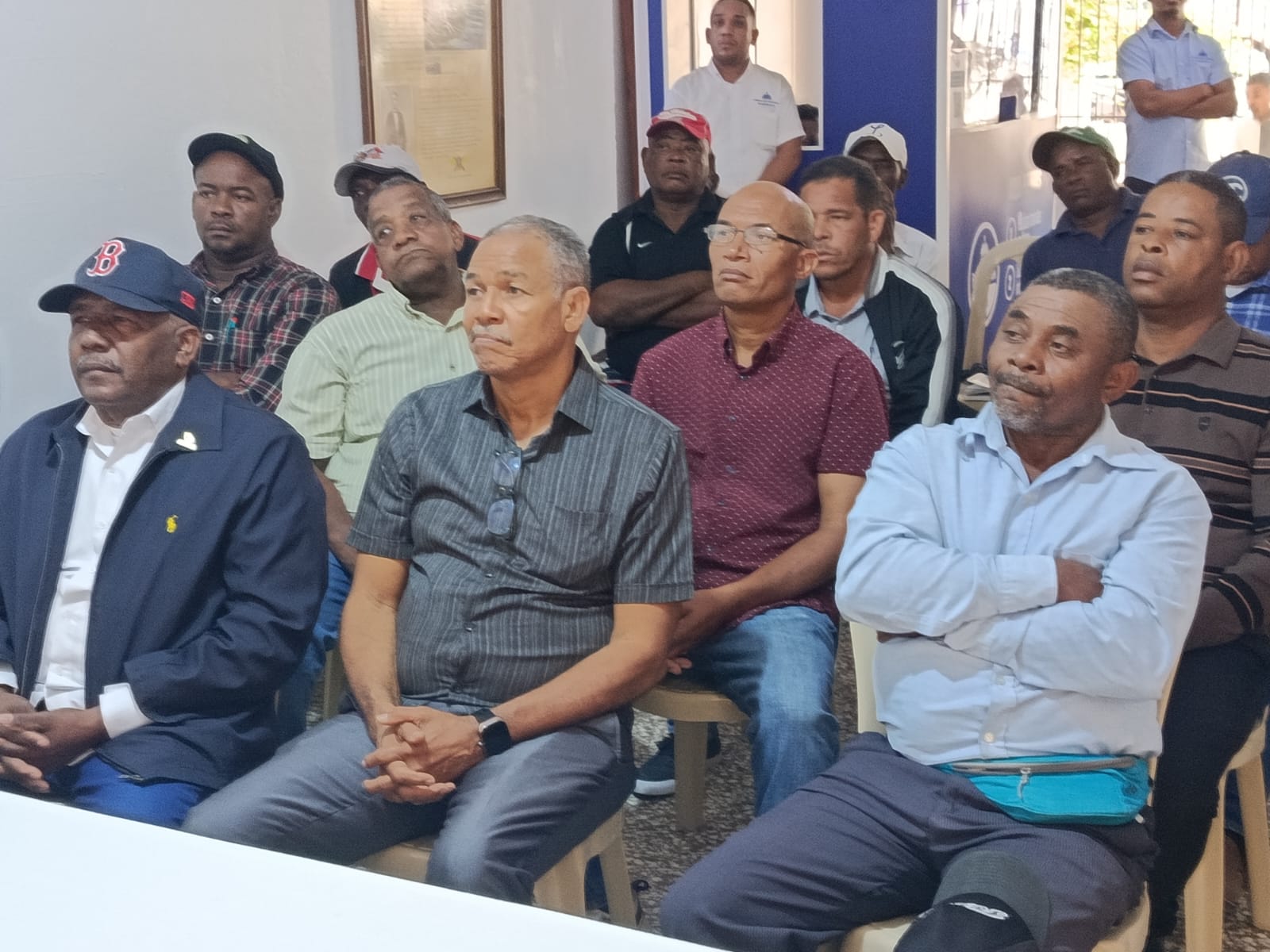 Autoridades y agricultores de Bahoruco acuerdan mejorar accesos a zonas productivas de la Sierra de Neiba (3)