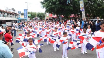Colegio Crossover realiza su vigésima tercera parada patriótica en honor a Ramón Matías Mella