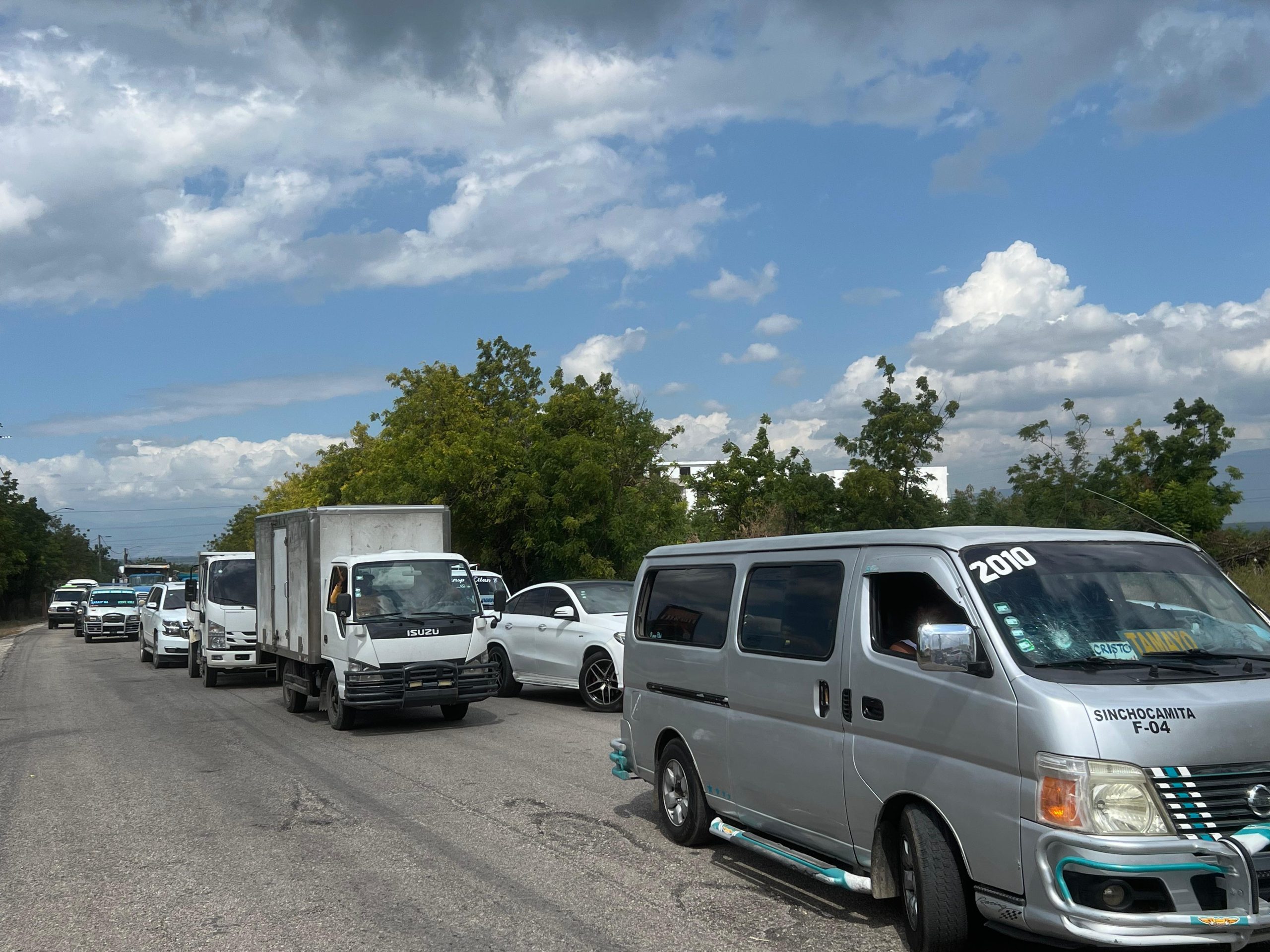 Comunitarios cierran vía en el Cruce de Cabral tras negarse permiso para rally de motocicletas (2)