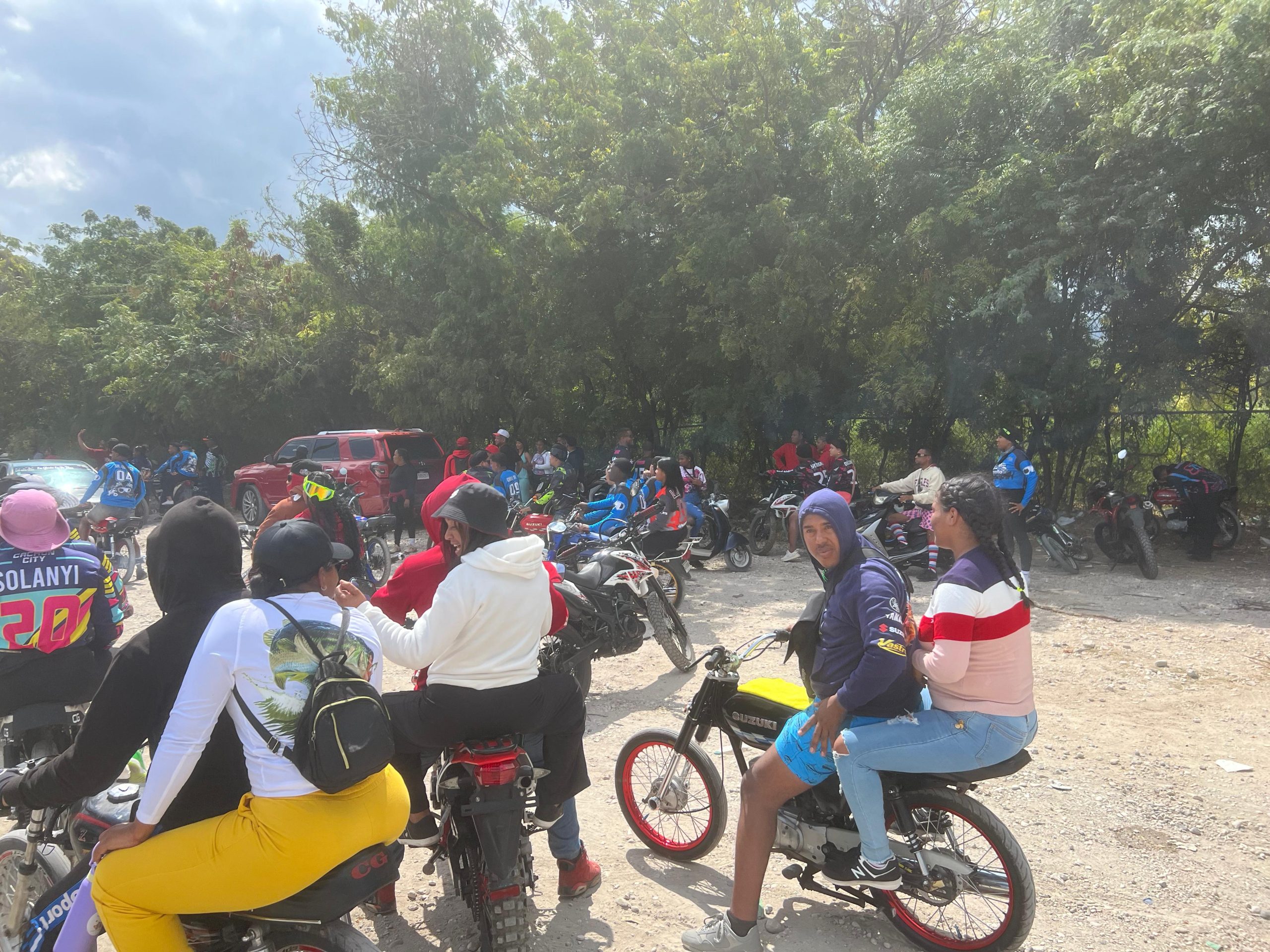 Comunitarios cierran vía en el Cruce de Cabral tras negarse permiso para rally de motocicletas (4)