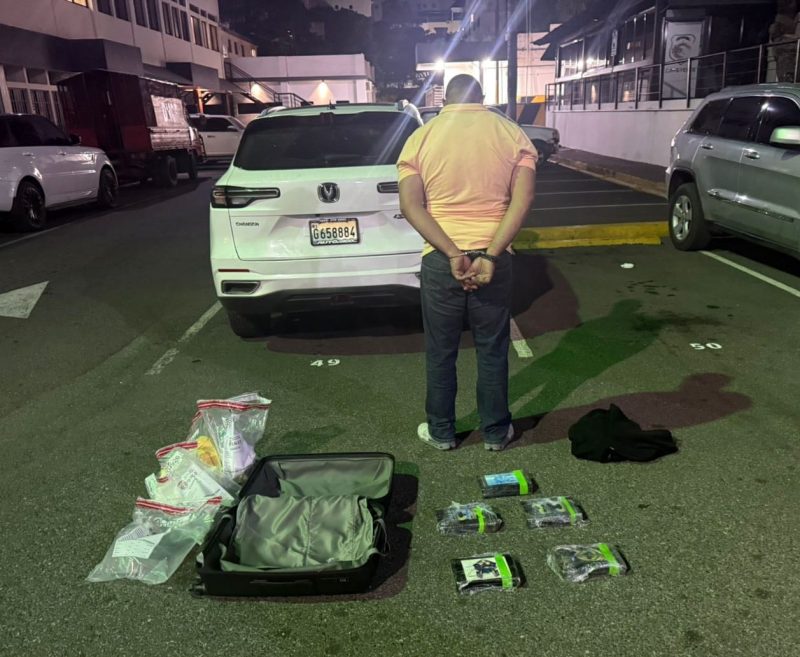 Arrestan hombre con cinco paquetes de presunta cocaína y arma ilegal en Boca Chica