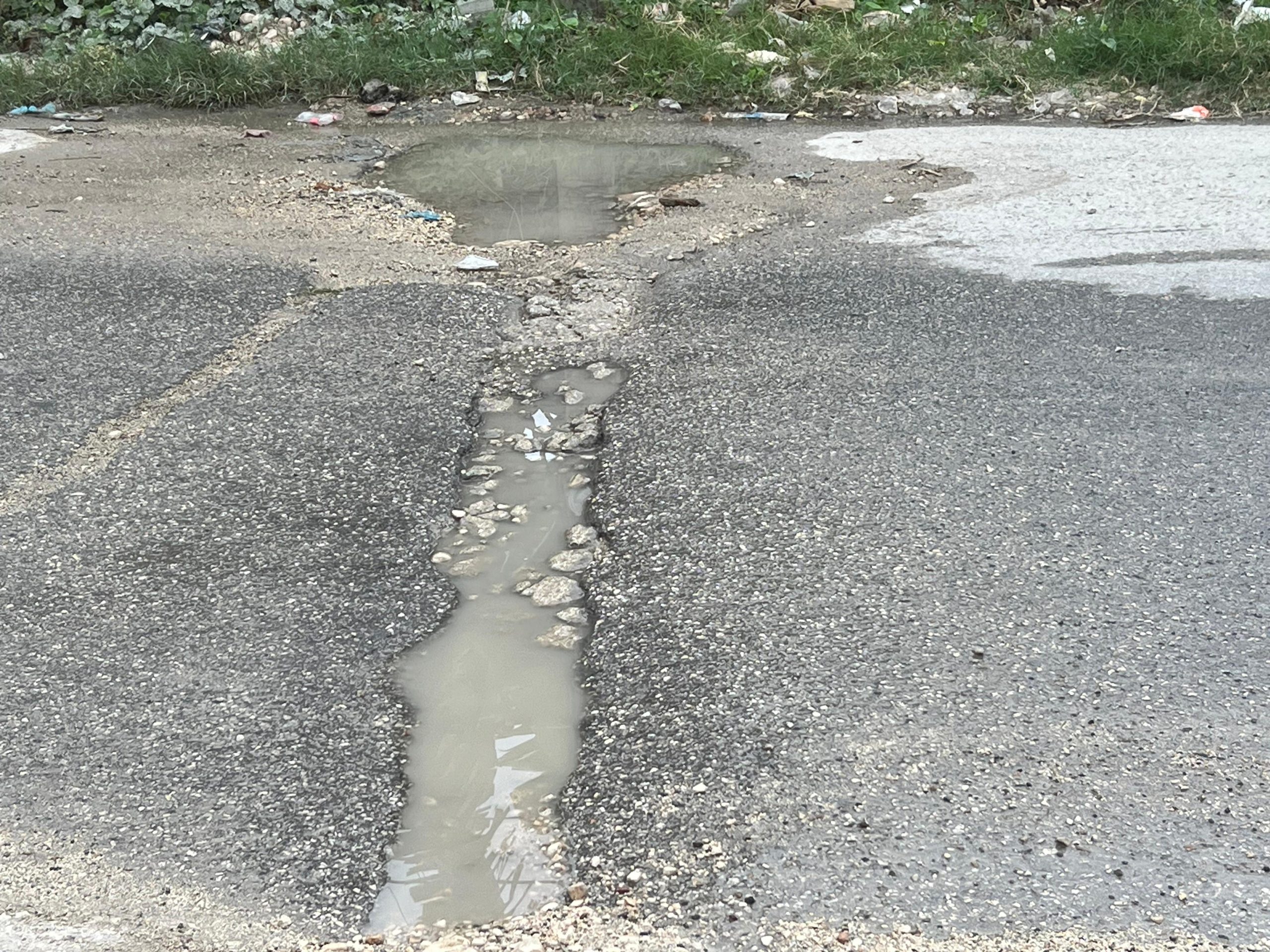Desagüe de agua afecta calle que conduce al liceo Apolonia Ledesma en Blanquizales, Barahona (3)