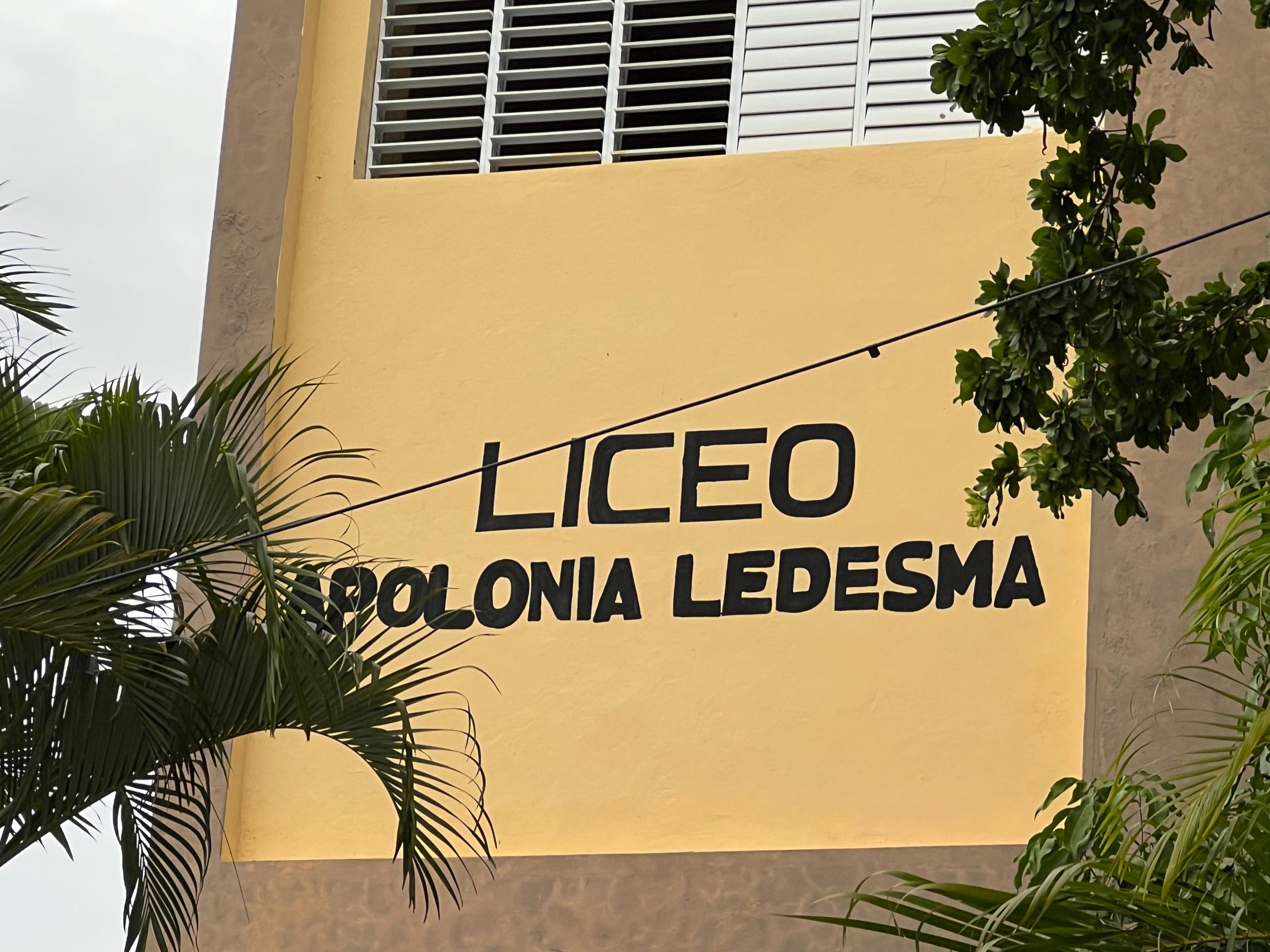 Desagüe de agua afecta calle que conduce al liceo Apolonia Ledesma en Blanquizales, Barahona (4)