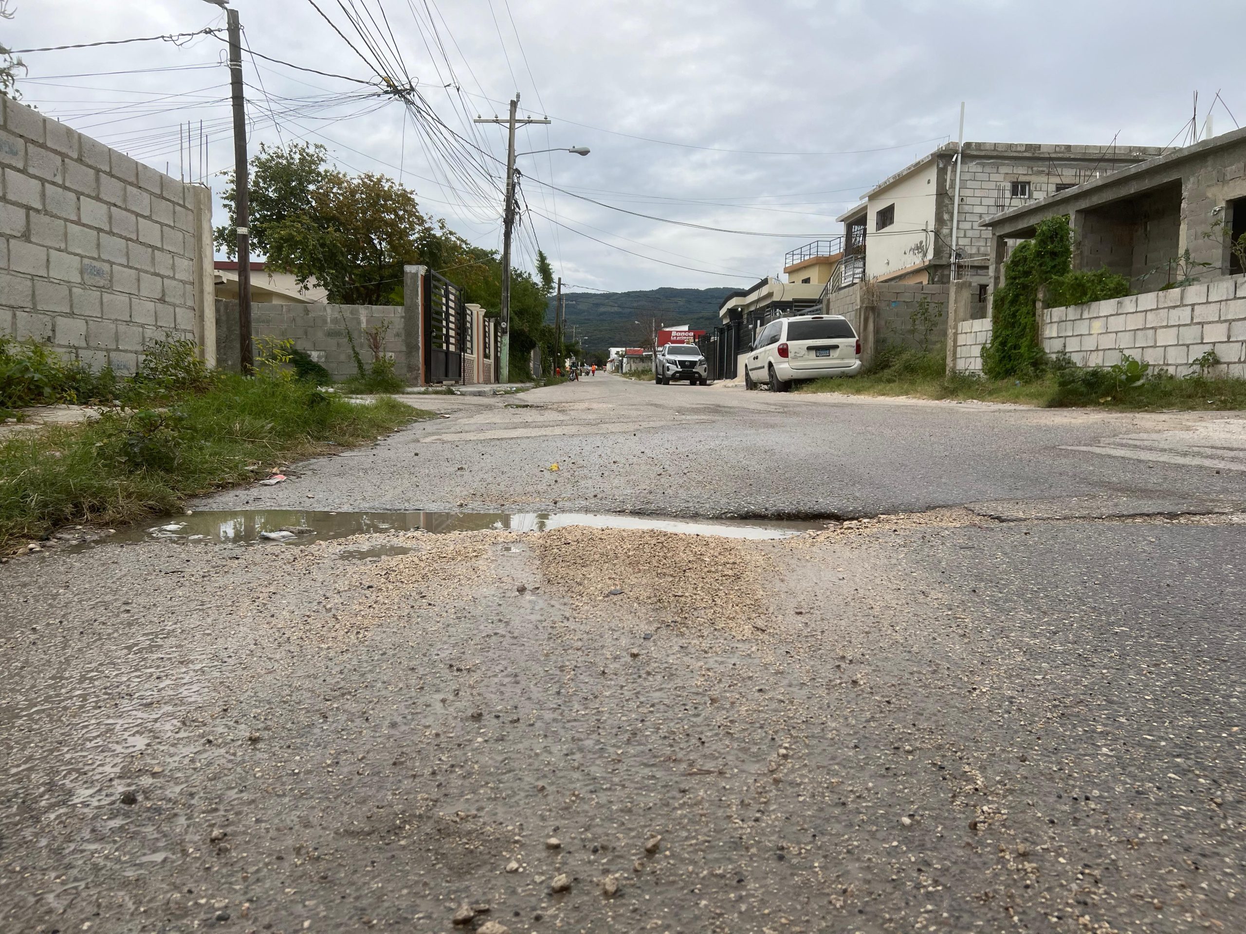 Desagüe de agua afecta calle que conduce al liceo Apolonia Ledesma en Blanquizales, Barahona (6)