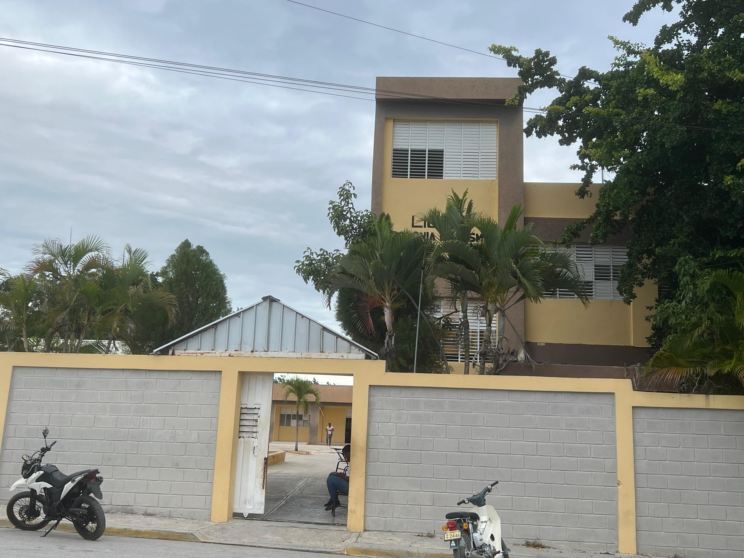 Desagüe de agua afecta calle que conduce al liceo Apolonia Ledesma en Blanquizales, Barahona (7)