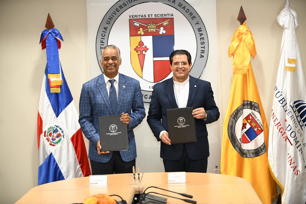 El ministro Joel Santos y el rector Secilio Espinal durante la firma del convenio interinstitucional. (Fuente externa)