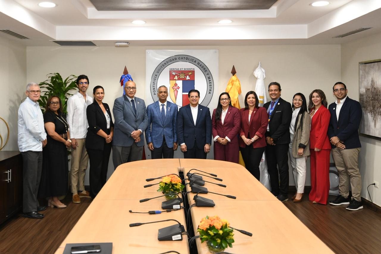 Autoridades y equipos técnicos de ambas instituciones tras el acto de lanzamiento del diplomado. (Fuente externa)