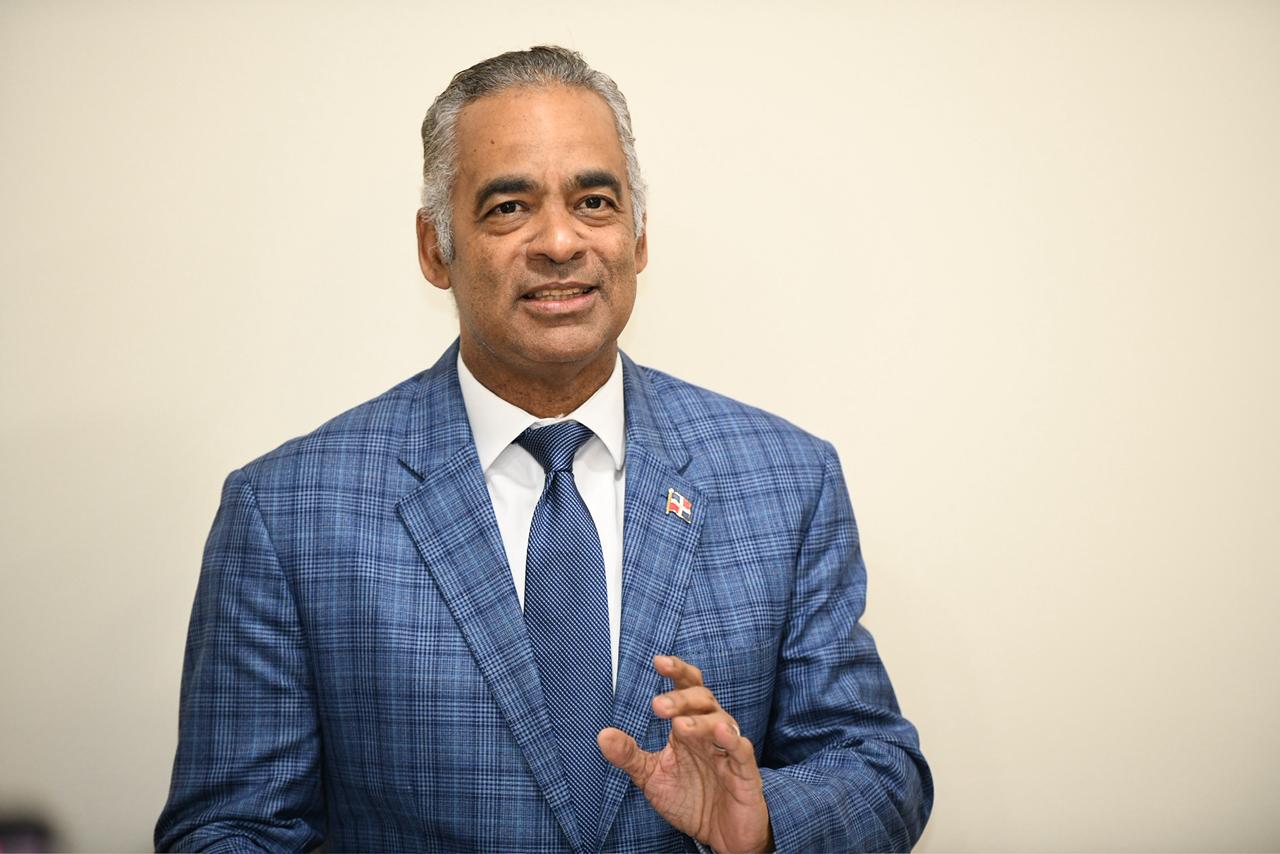 El ministro Santos explicó que una minería moderna y responsable requiere información de calidad, profesionales capacitados y una comunicación basada en datos, evidencias y criterios técnicos. (Fuente externa)