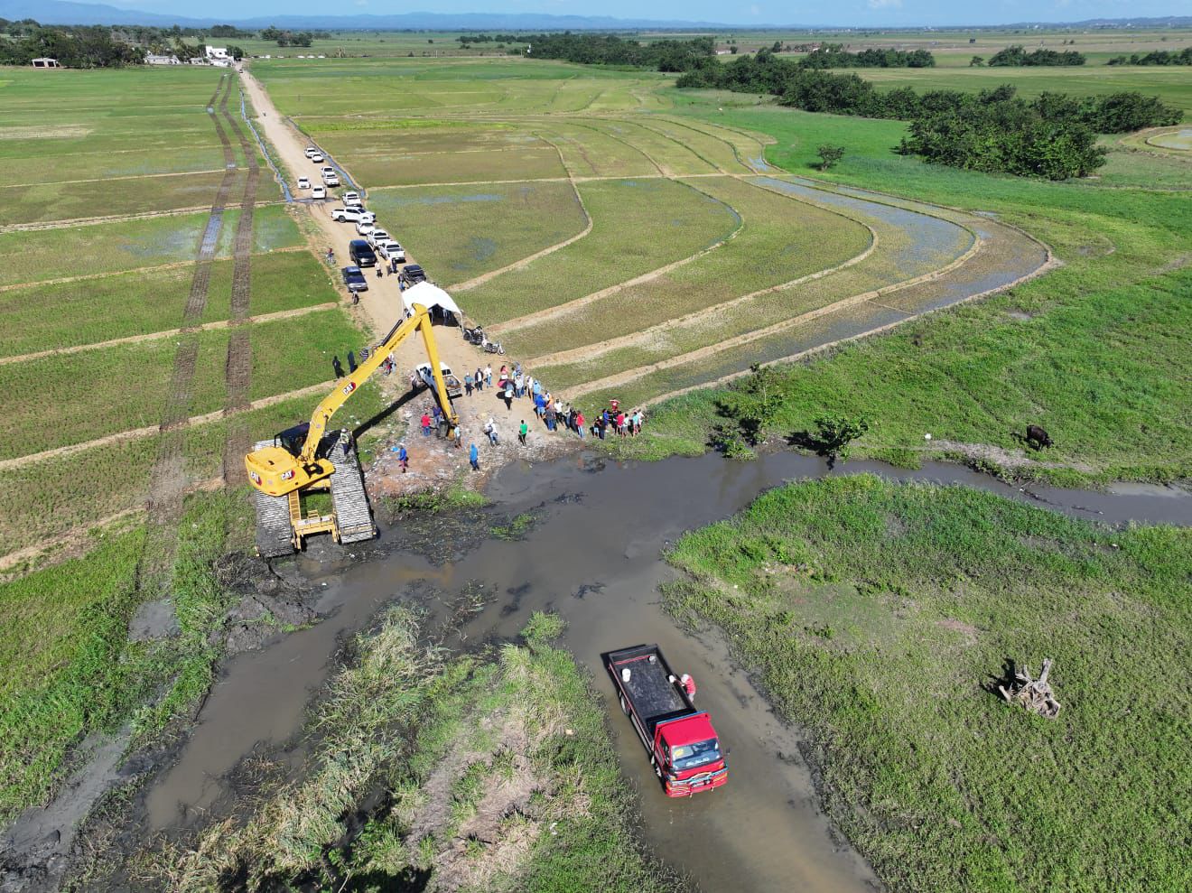 Indrhi trabaja drenaje en Sánchez Ramírez para beneficiar a productores de arroz (2)