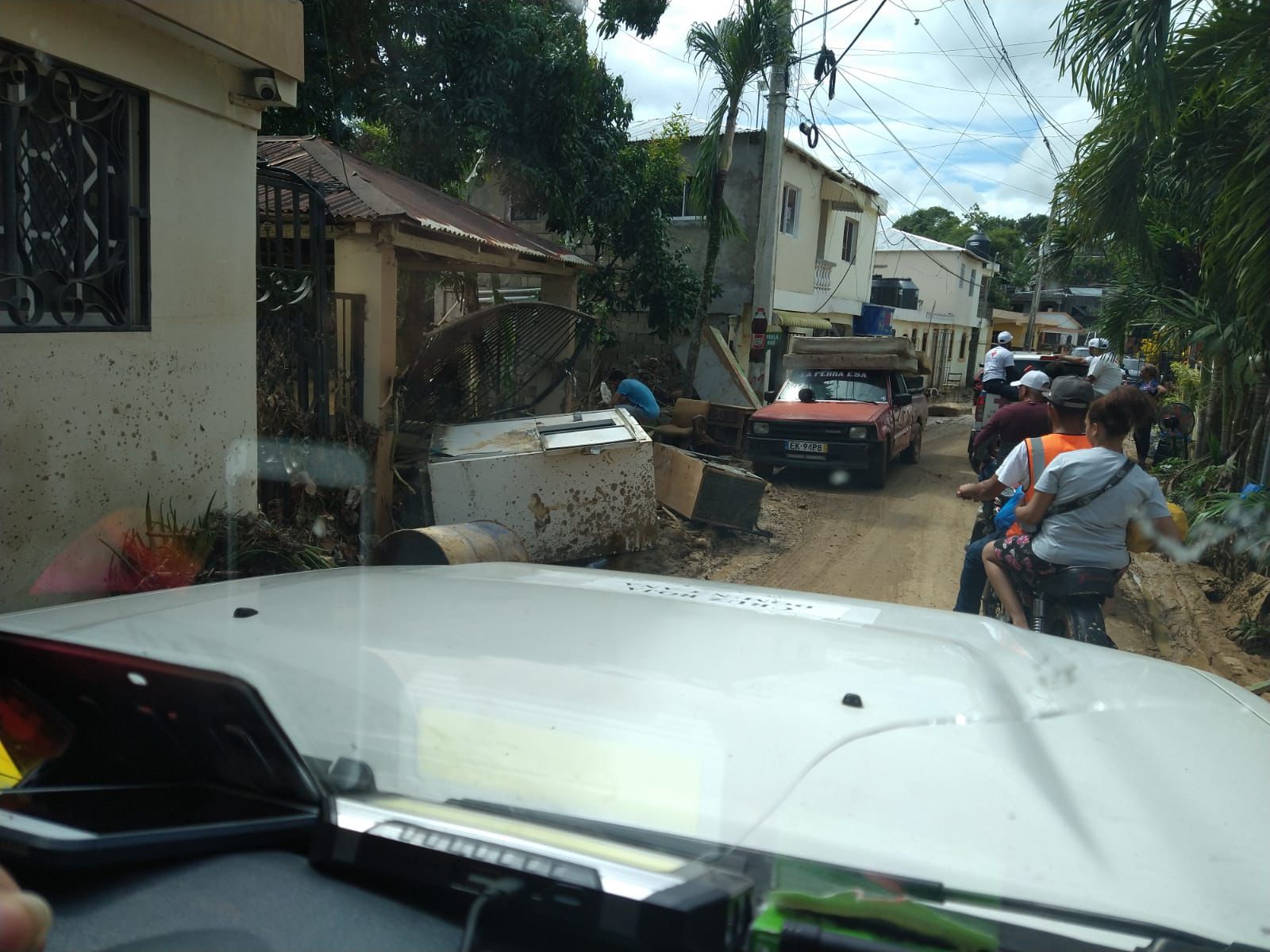 Ito Bisonó evalúa daños en Gaspar Hernández tras desborde de río Joba (5)