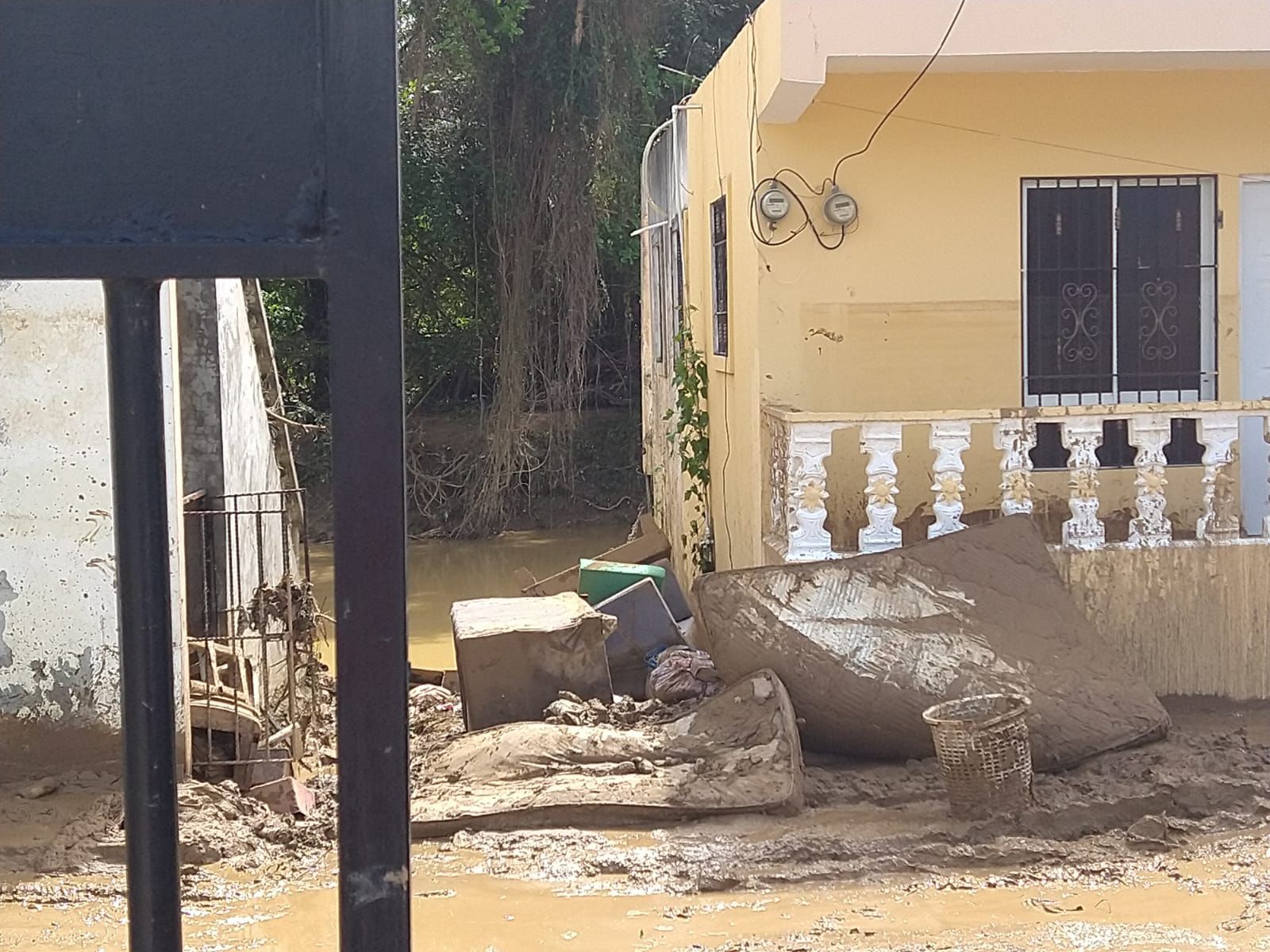 Ito Bisonó evalúa daños en Gaspar Hernández tras desborde de río Joba (8)