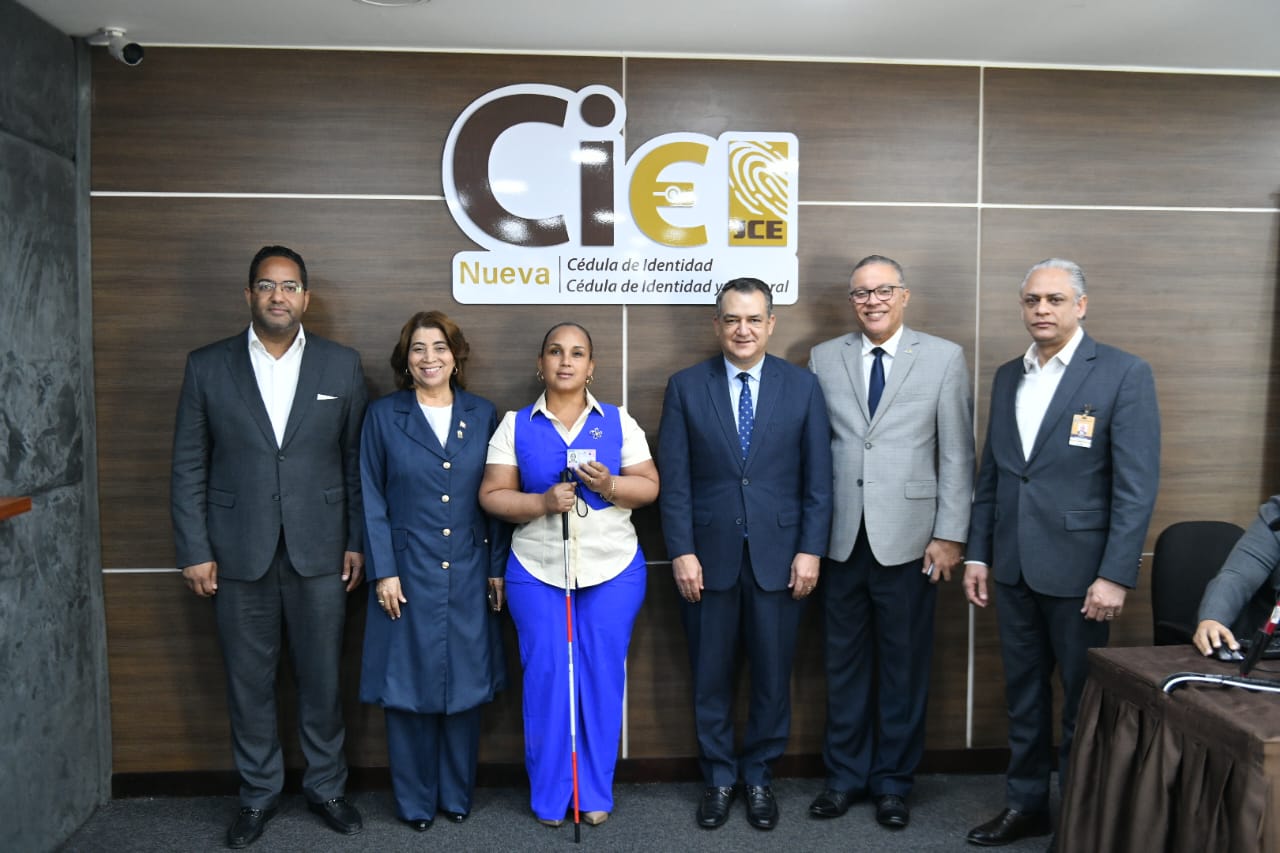 JCE inicia entrega de nueva cédula a personas con discapacidad (5)