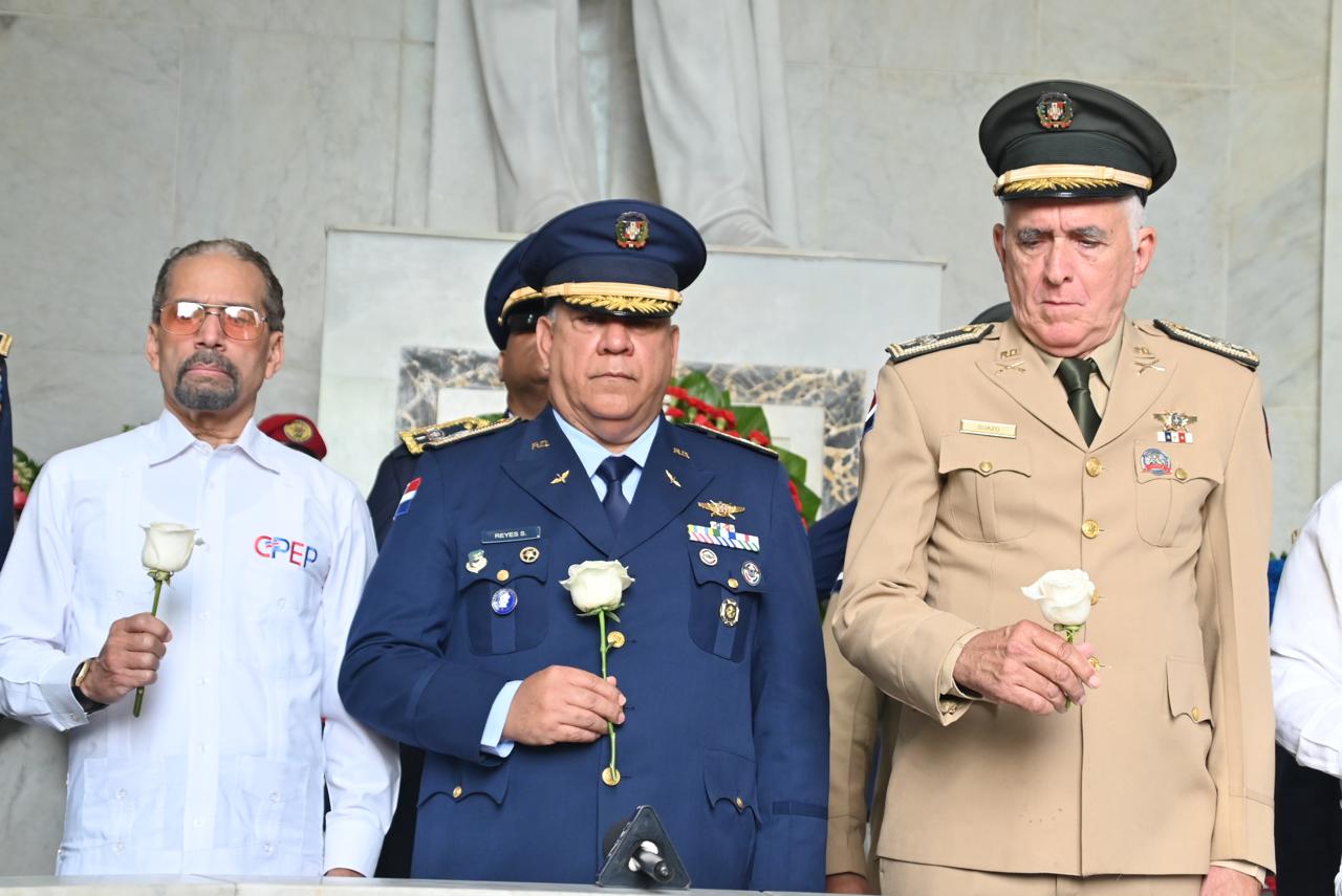 Juan Pablo Uribe, coronel José Ramón Reyes Suárez y coronel Sócrates Suazo Ruiz (Foto: Napoleón Marte/ El Nuevo Diario)