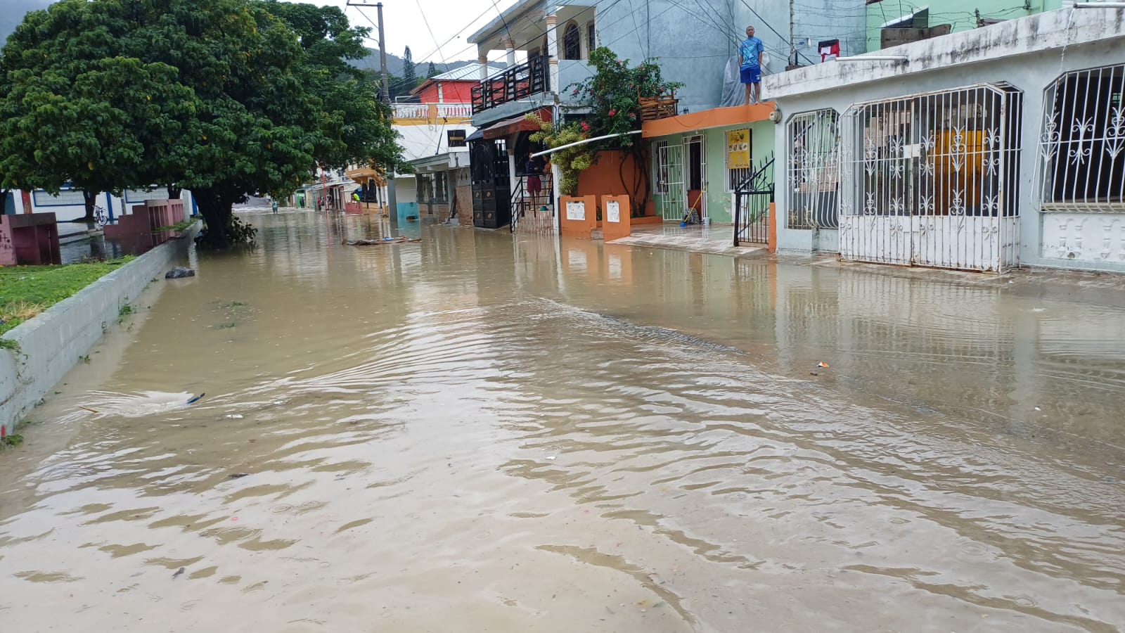 Lluvias provocan inundaciones en Puerto Plata y suspenden desfile estudiantil (2)
