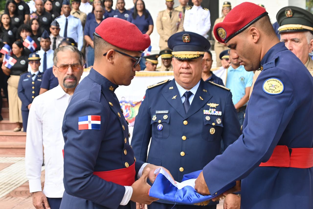Miembros de la Digev y Mide junto a personalidades en el Altar de la Patria rindiendo homenaje (Foto Napoleón Marte) (2)