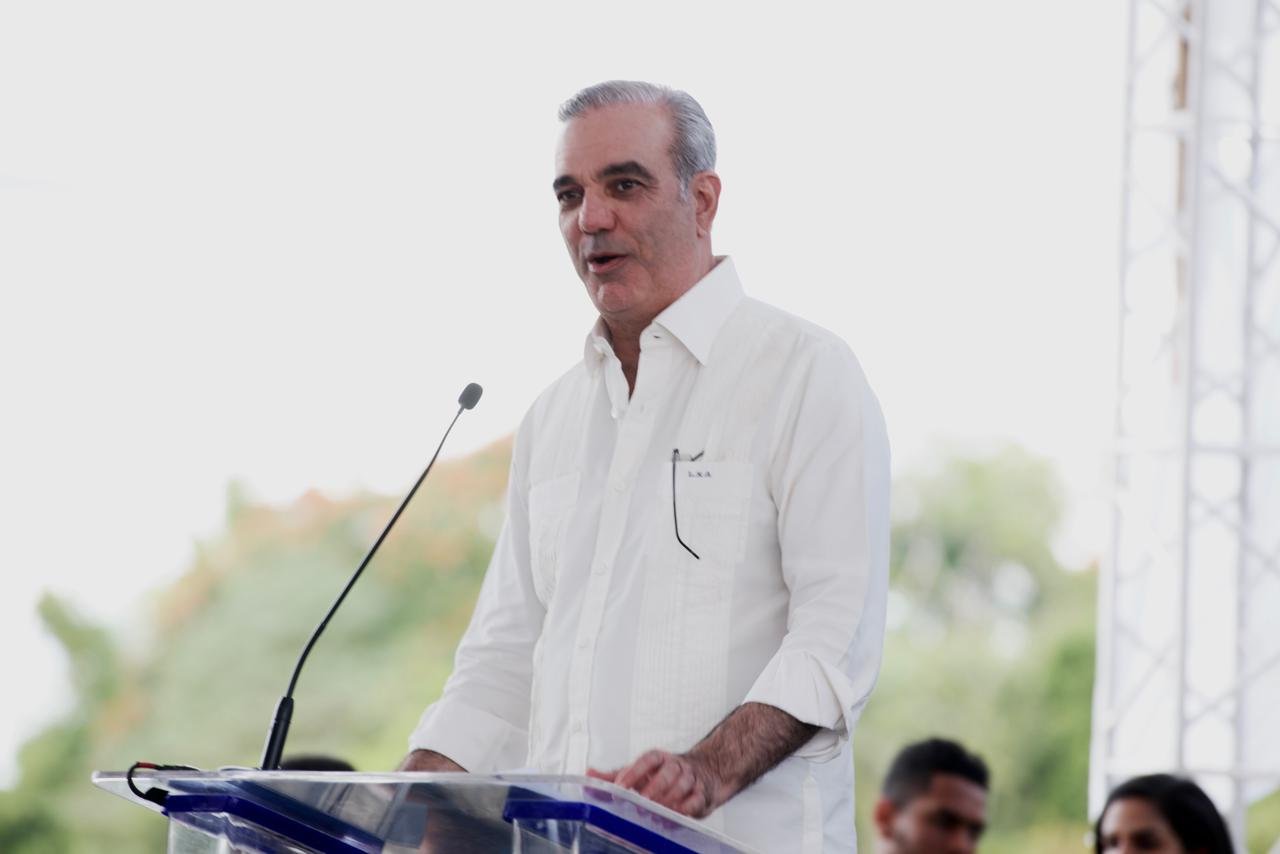 Presidente Abinader inaugura obras hidráulicas en Duarte para mitigar inundaciones del río Yuna (4)