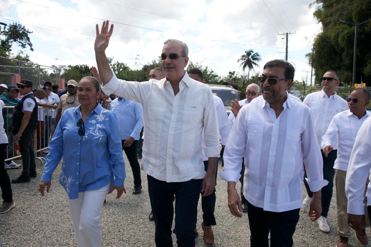Presidente Abinader inaugura obras hidráulicas en Duarte para mitigar inundaciones del río Yuna (7)