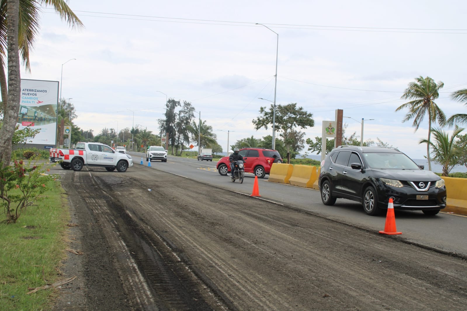 RD Vial y MOPC repavimentan la deteriorada Ruta 66 hacia el AILA (2)
