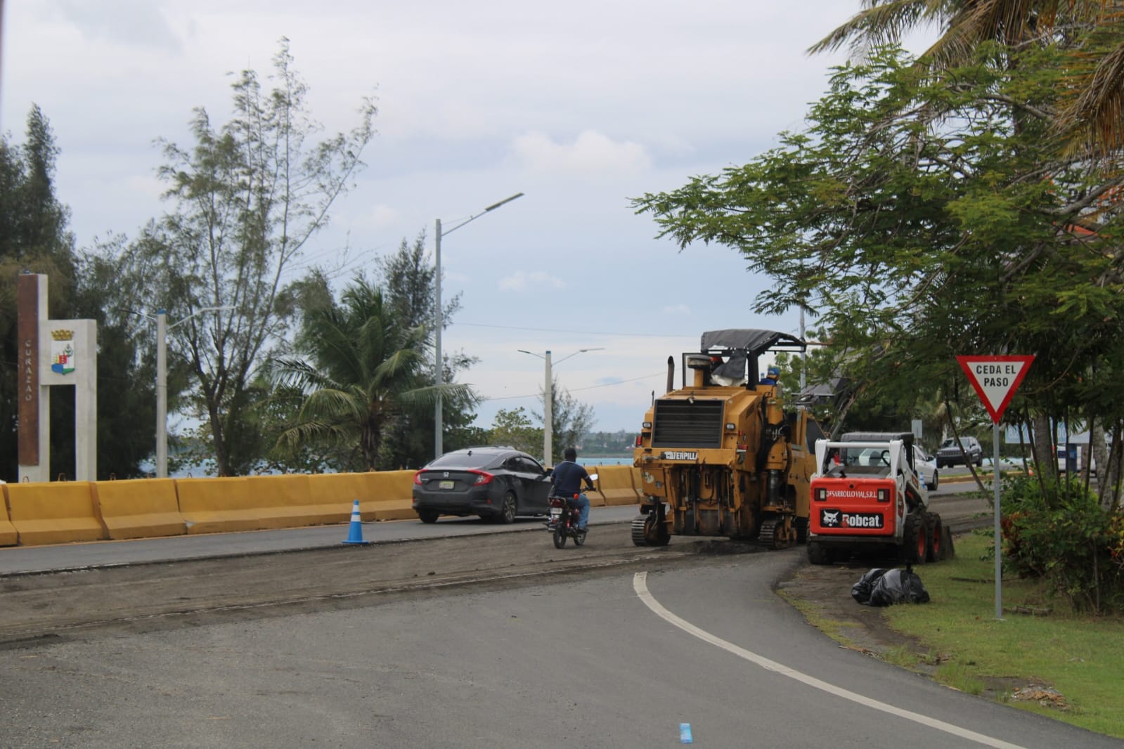 RD Vial y MOPC repavimentan la deteriorada Ruta 66 hacia el AILA (3)