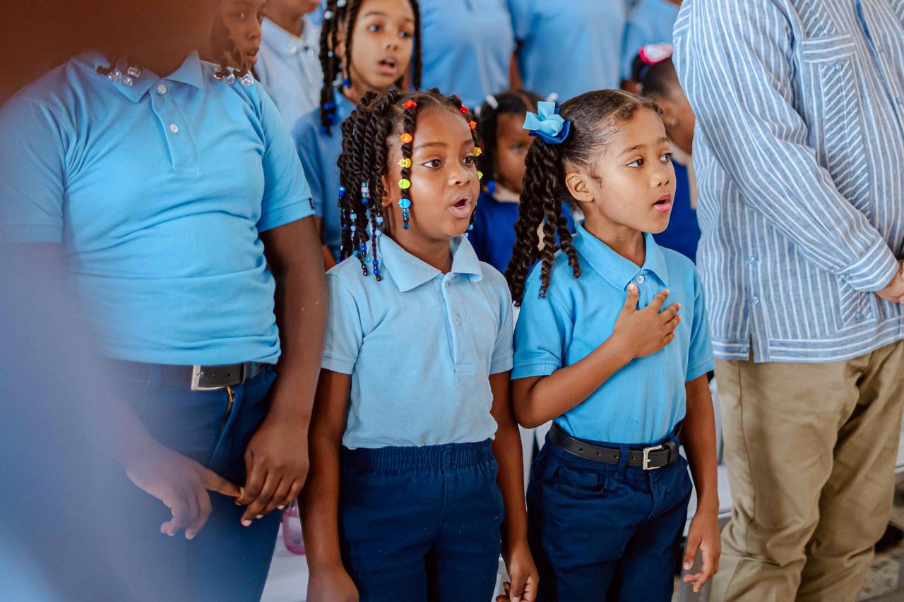 Sistema educativo público muestra crecimiento en escolaridad, tecnología y aprendizajes (2)