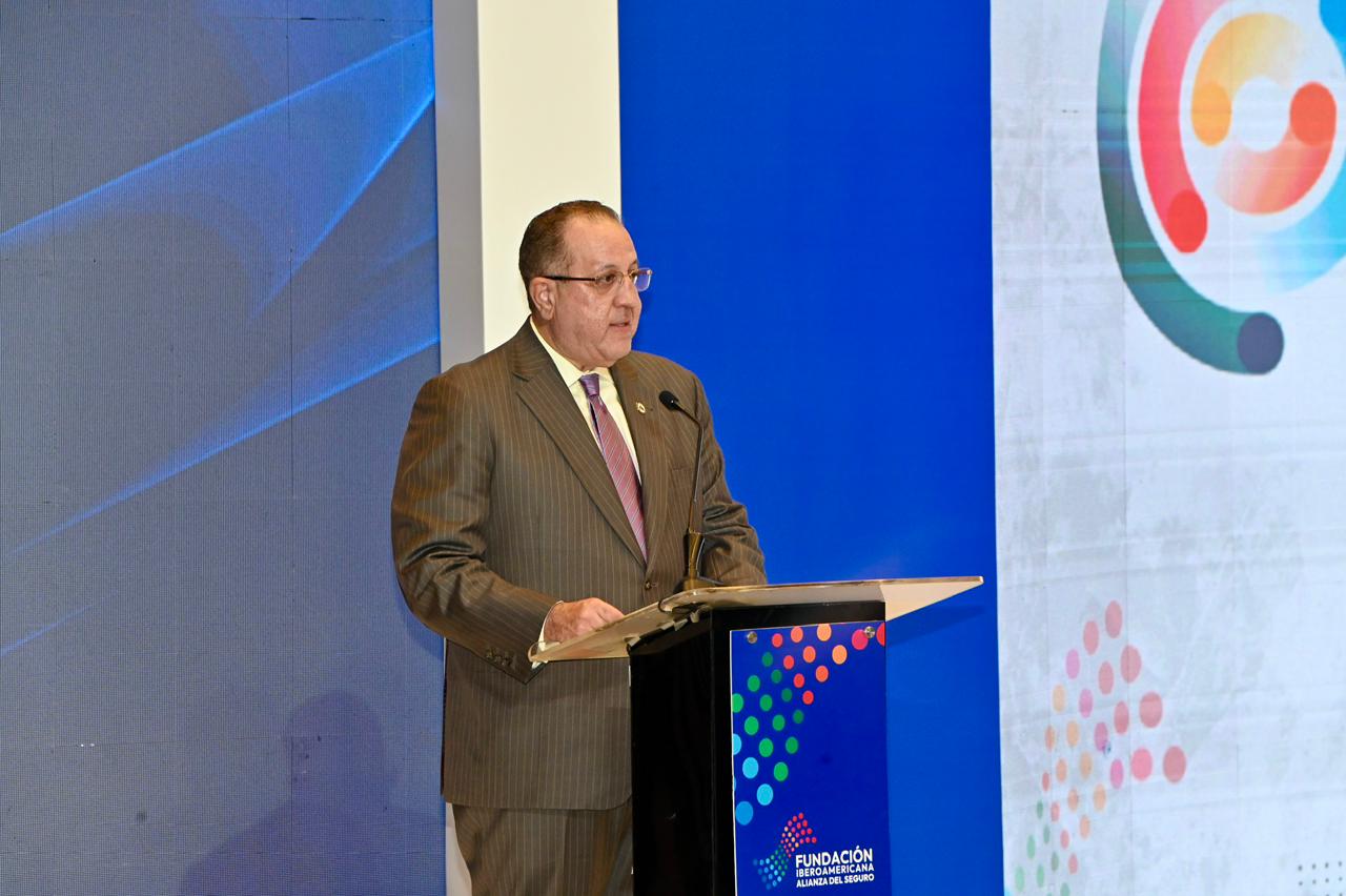 Abinader destaca necesidad de fortalecer sistema asegurador para garantizar estabilidad económica (5)