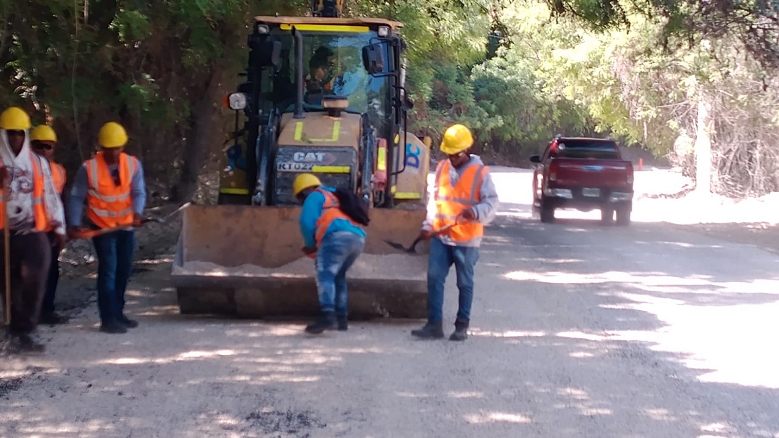 Avanzan trabajos de asfaltado en tramo El Estero-Villa Jaragua (1)