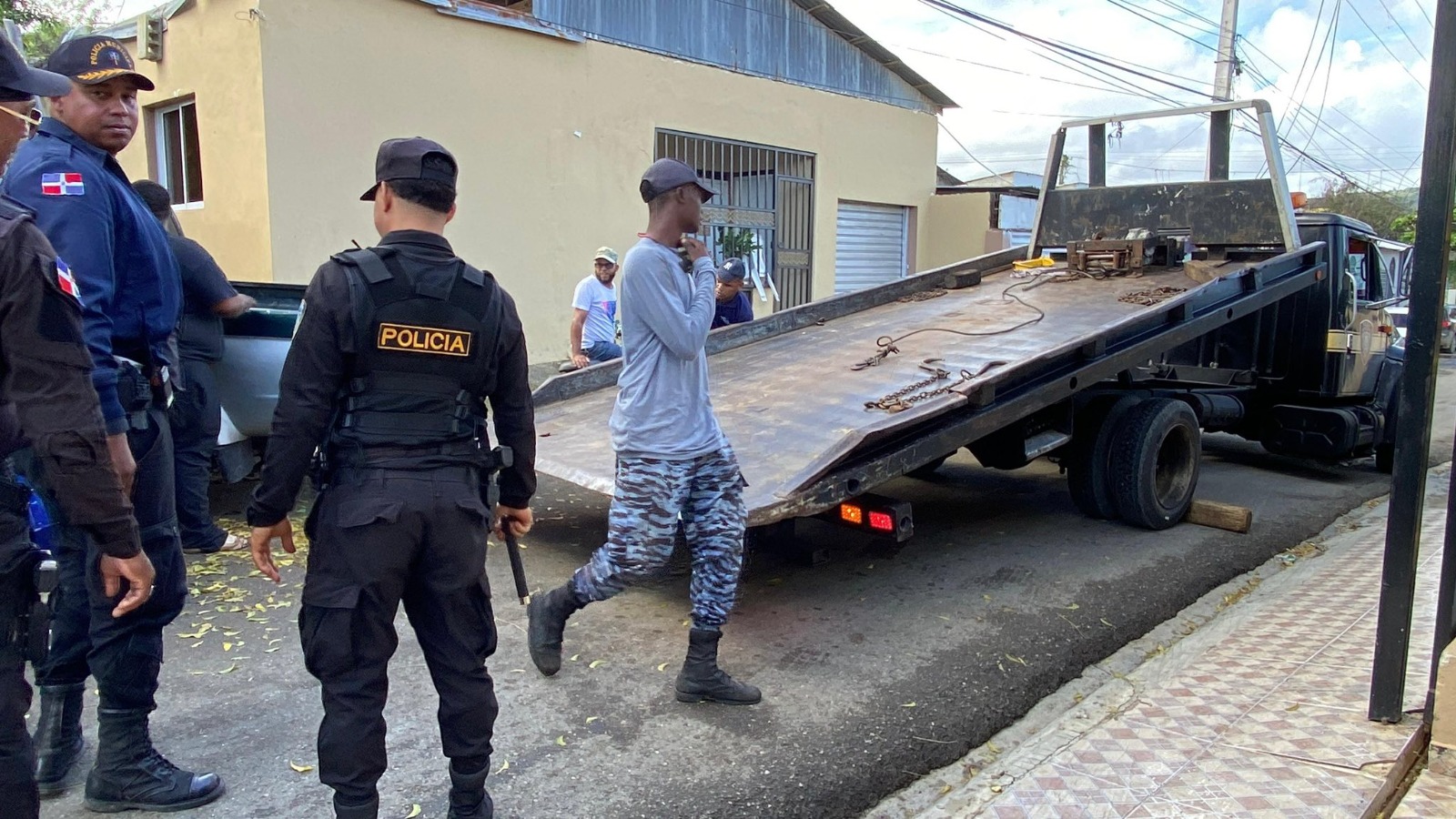 Cabildos de Puerto Plata retiran vehículos y obstáculos de espacios públicos (3)