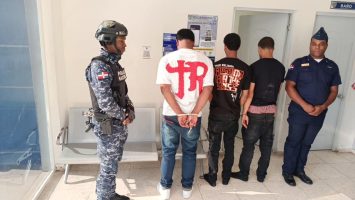 Apresan varios hombres acusados por robo, porte de armas y drogas en Sabana Perdida