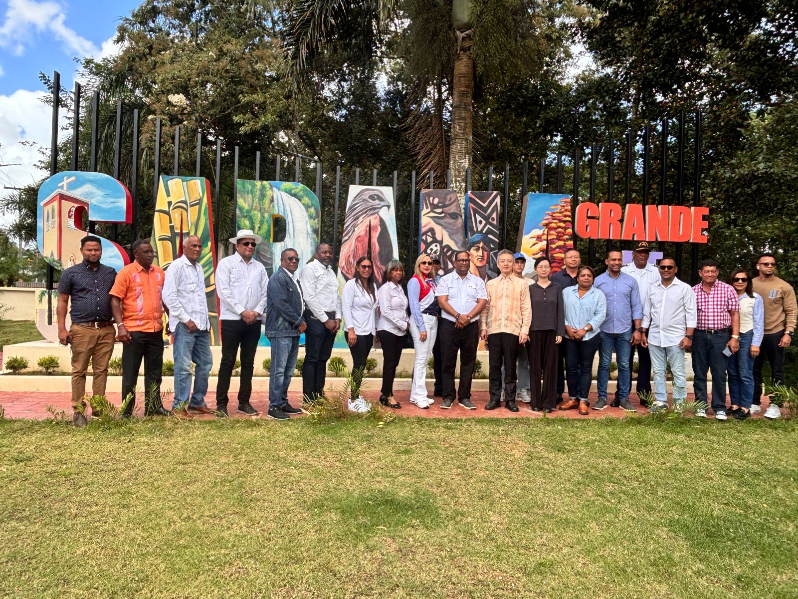 Embajador de China visita Sabana Grande de Boyá; explora inversión para zona franca (3)