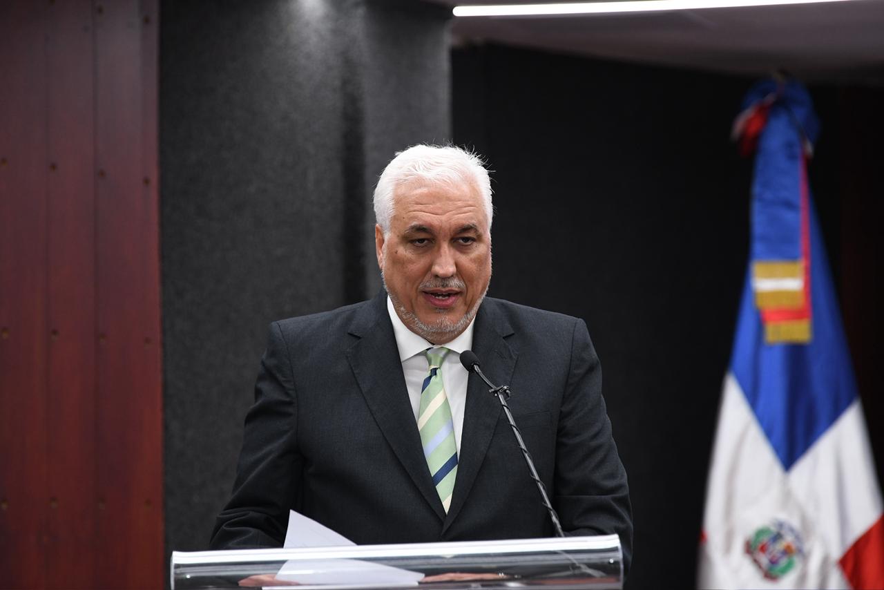 El rector de APEC, Erik Pérez Vega, destaca la importancia de generar espacios de reflexión sobre los desafíos del sector energético y minero.