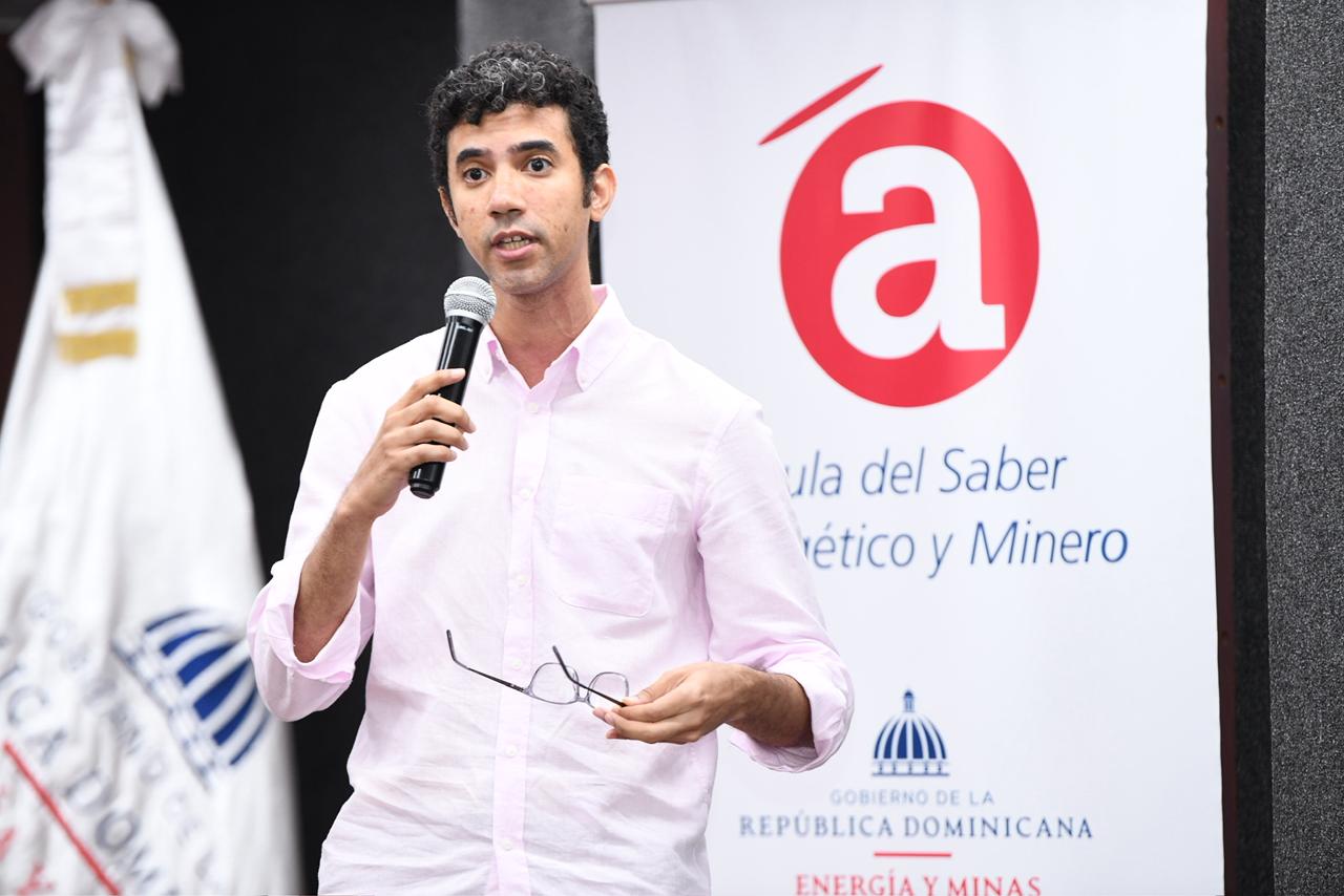 El asesor Joel Ramírez destaca el potencial de tierras raras en Pedernales para el desarrollo tecnológico.