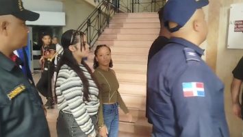 Aplazan medida de coerción contra mujer acusada de agredir agentes de la Digesett en Santiago