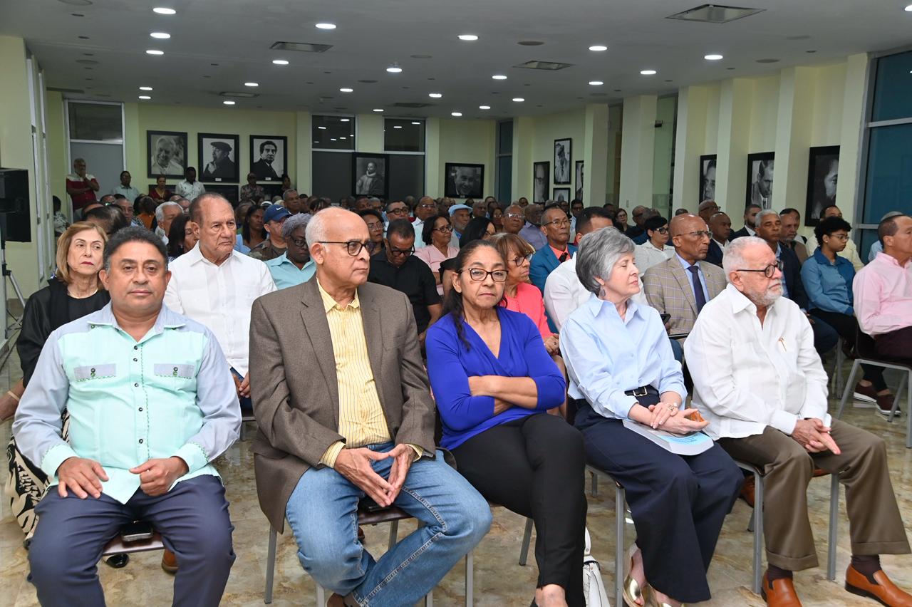 Invitados en puesta de circulación del libro del historiador Carlos Manuel Diloné (Foto: Félix Lara El Nuevo Diario)