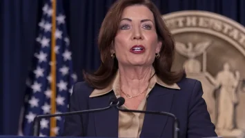 Muertes por opioides en Nueva York cayeron un 52 % entre 2022 y 2025, según gobernadora