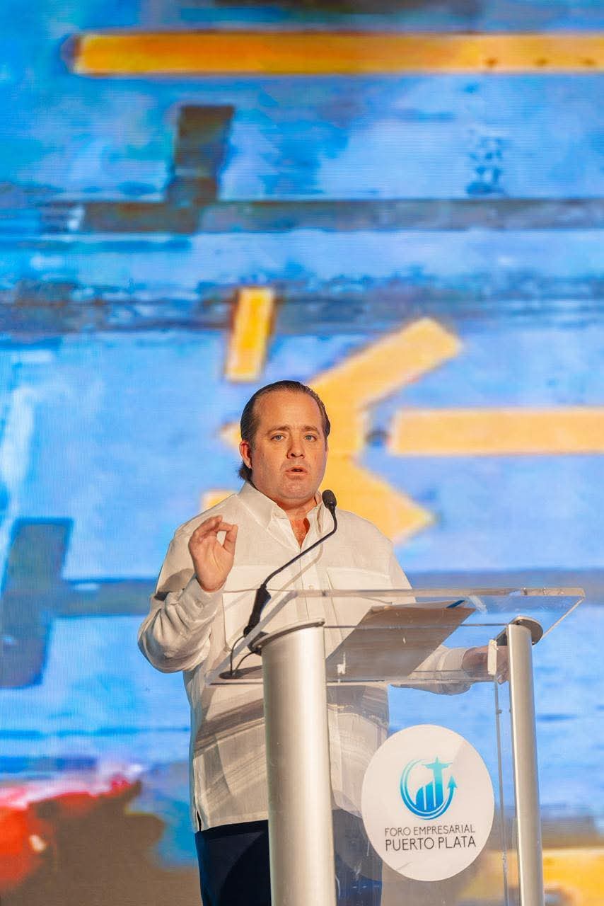 Paliza destaca a Puerto Plata como modelo de desarrollo durante foro empresarial (2)