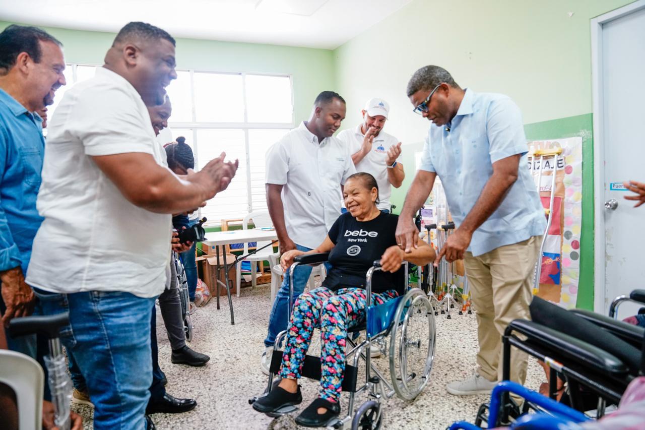 Propeep realiza jornada social en La Cuaba y resalta el aporte de la mujer dominicana (1)