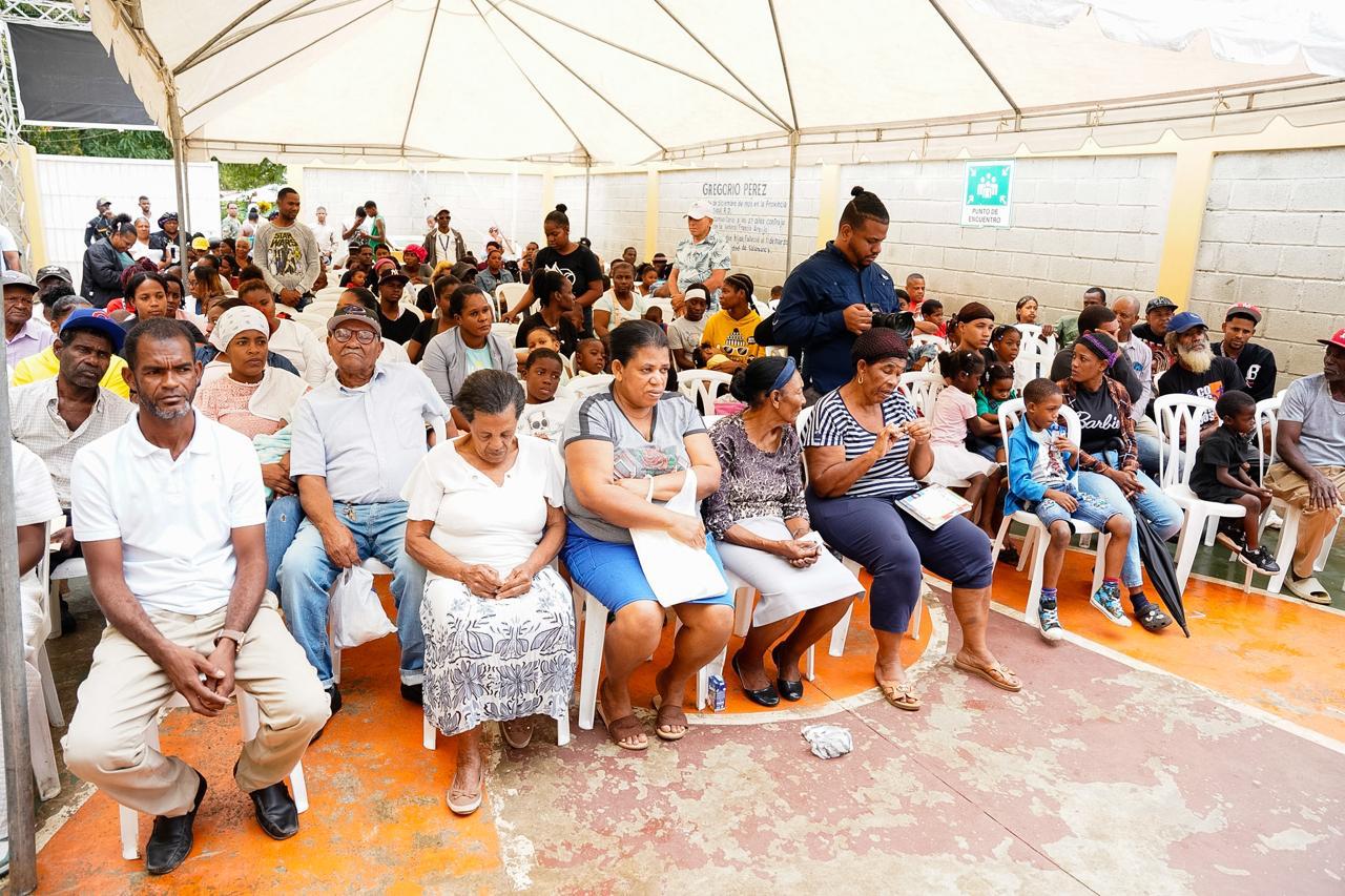 Propeep realiza jornada social en La Cuaba y resalta el aporte de la mujer dominicana (6)