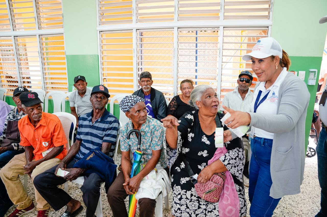 Propeep realiza jornada social en La Cuaba y resalta el aporte de la mujer dominicana (7)
