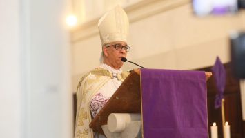 Arzobispo de Santiago exhorta a vivir con sentido humano ante desafíos actuales; pide a Abinader enfrentar corrupción