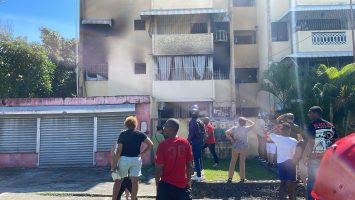 Mujer muere tras ser estrangulada por su expareja quien luego incendió la vivienda en SDE