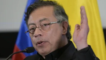 Petro dice que las armas que matan civiles en el suroeste de Colombia llegan desde Ecuador