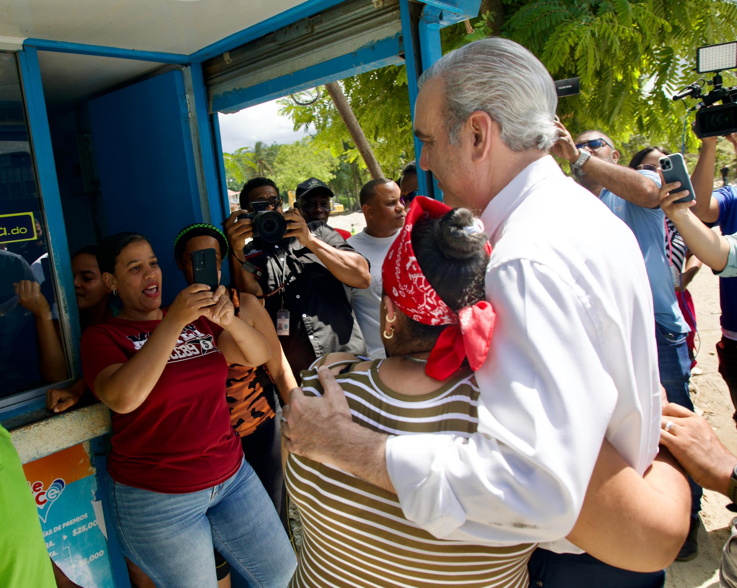 Abinader anuncia construcción de 112 apartamentos para afectados por lluvias en Villa Montellano, Puerto Plata (1)
