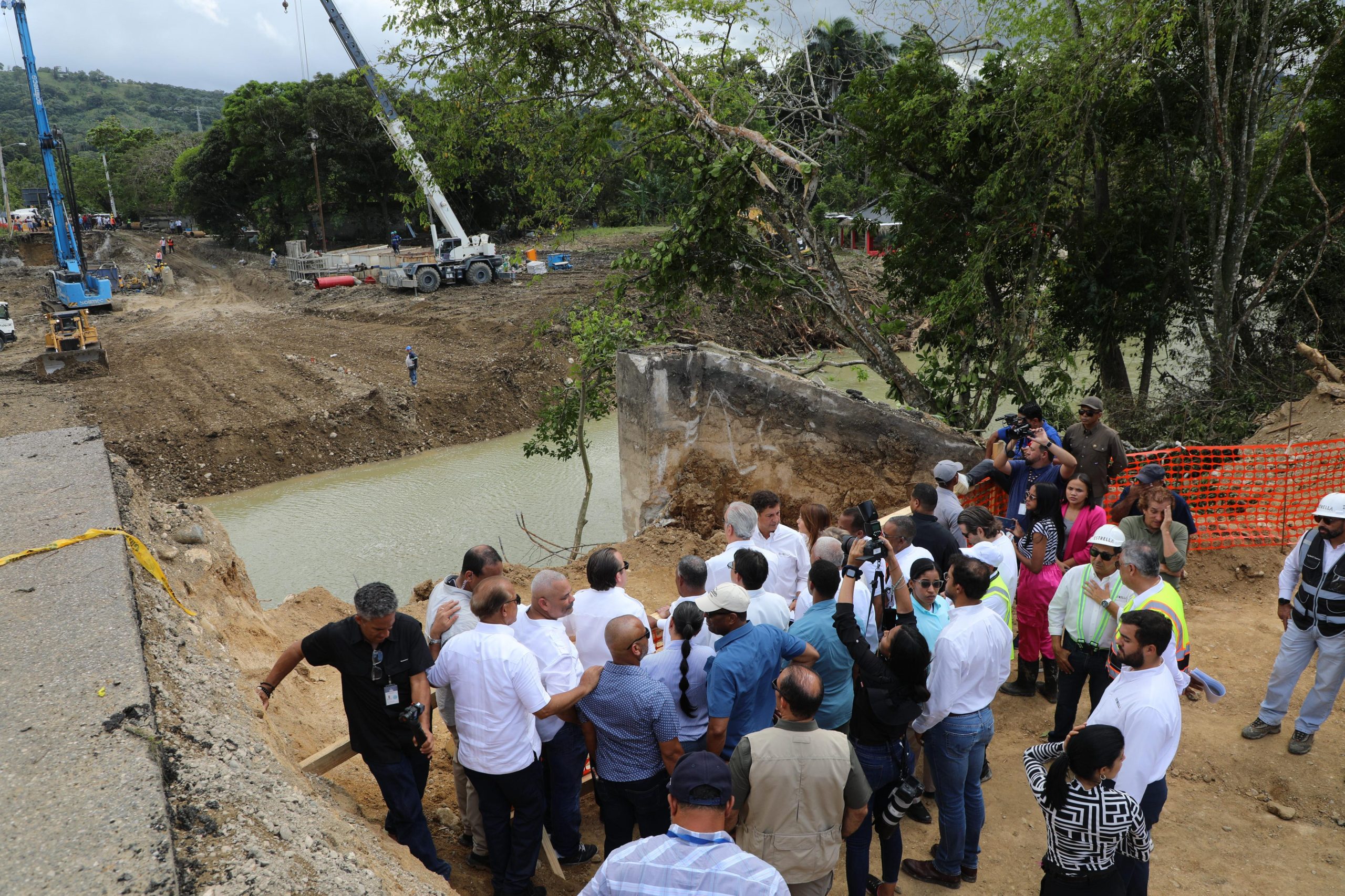 Abinader anuncia construcción de 112 apartamentos para afectados por lluvias en Villa Montellano, Puerto Plata (13)
