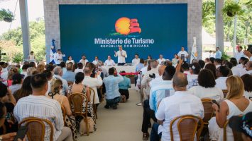 Abinader comparte experiencias personales en Sosúa durante inauguración de obra en Playa Sosúa