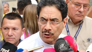 Cepeda llama «traidor de la patria» a De la Espriella a nueve días de comicios en Colombia