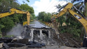 Inician demolición del puente colapsado sobre el río Camú en Puerto Plata para su reconstrucción