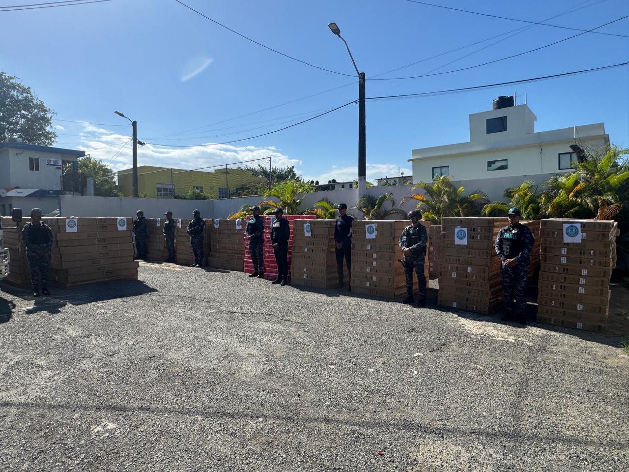 Dintel apresa a ocho hombres y ocupa 545 televisores en operativo contra contrabando en SDE (3)