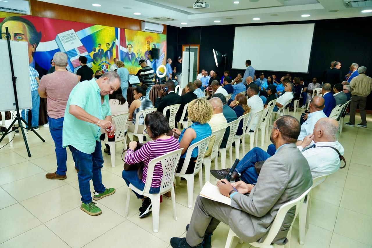 Dirigentes de FP participan masivamente en jornada cedulación de la JCE (1)